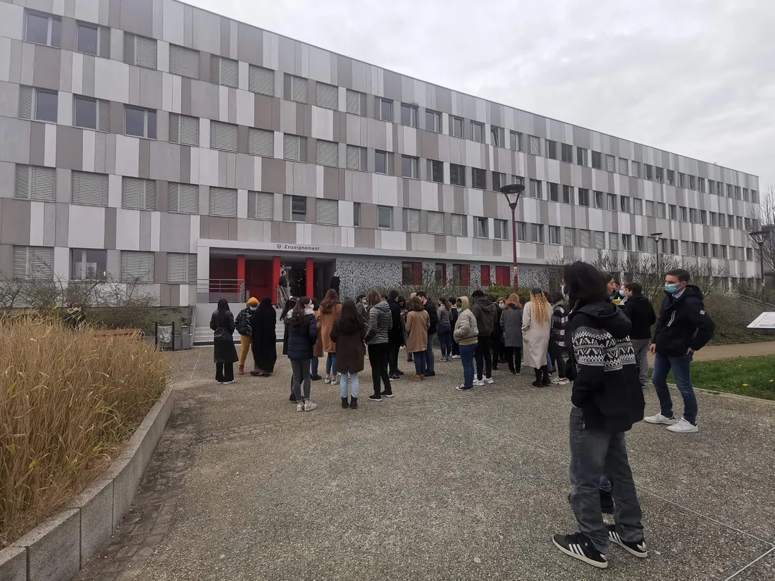 Agression au couteau à l'université du Mans